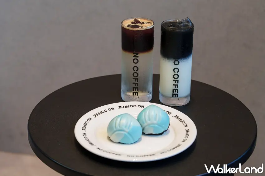 ▲經典招牌竹炭黑咖啡拿鐵與雙色漸層飲品搭配高顏值藍色費南雪帶來視覺與味覺的雙重饗宴。圖／NO COFFEE提供；窩客島編輯李維唐整理