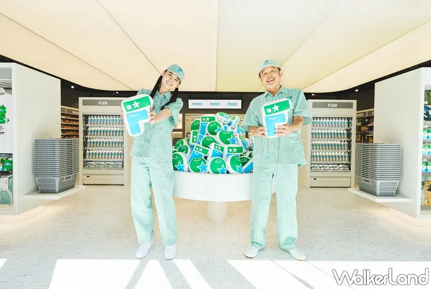 ▲店員身穿由名設計師打造的全新薄荷綠條紋制服展示超可愛的店鋪限定抱枕。圖/FAMIMA PARK AZABUDAI提供;窩客島編輯李維唐整理