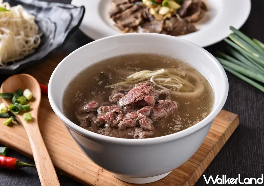 ▲台南2026台灣米其林必比登推薦「咩灣裡羊肉店」，選用新鮮配送的溫體羊，慢火熬煮出溫潤甘甜的招牌山羊肉湯，肉質軟嫩、香氣撲鼻。