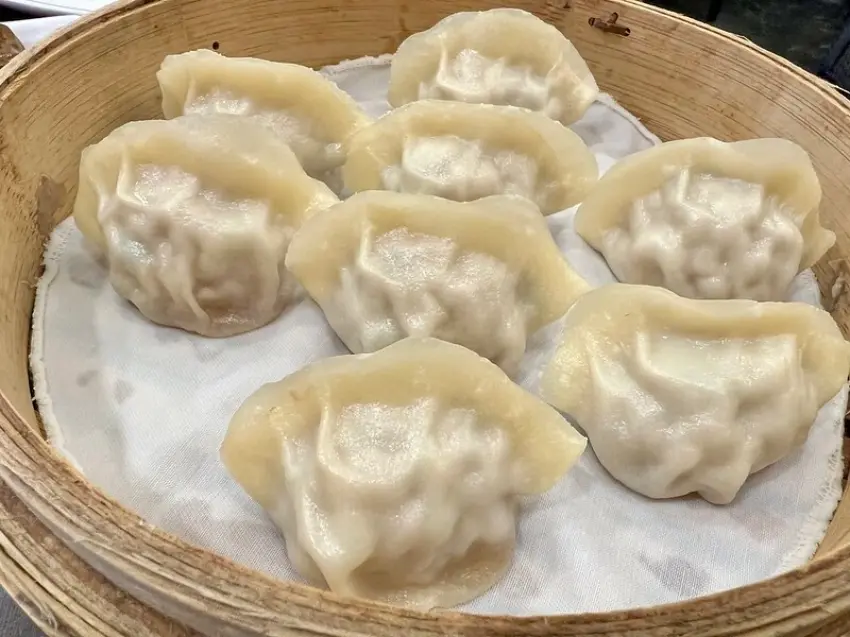 ▲「楊寶寶蒸餃」再度蟬聯2026台灣米其林必比登推介，現點現蒸的蒸餃外皮Q彈且肉汁鮮甜，是到訪高雄必嚐的平價排隊美食。