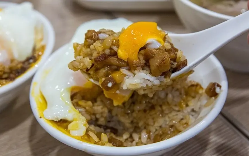 ▲「弘記肉燥飯舖」榮獲2026台灣米其林必比登肯定，招牌肉燥飯滷汁香濃且肥而不膩，搭配半熟蛋拌入飯中，是高雄老饕激推的道地港都小吃。