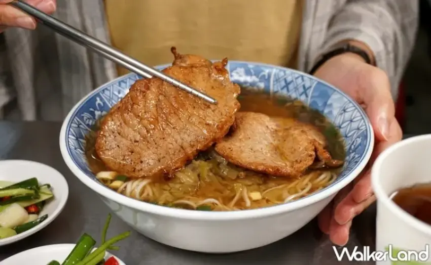 ▲台中中區老字號「上海未名麵點」再次入選2026台灣米其林必比登，招牌排骨麵的排骨厚實大塊且滷汁入味，是饕客指名必吃的經典平價麵食。