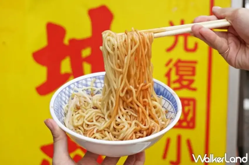 ▲蟬聯多年榮譽的台中在地美食「阿坤麵」入選2026台灣米其林必比登，招牌乾麵淋上特色甜辣醬，搭配爽脆豆芽菜，是體驗道地台中古早味早餐的必訪小吃。