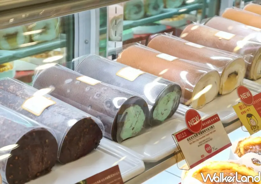 ▲亞尼克門市櫥窗陳列最新款特濃薄荷巧克力脆片生乳捲,吸引薄巧派朝聖搶購。(攝影:鄭雅之)
