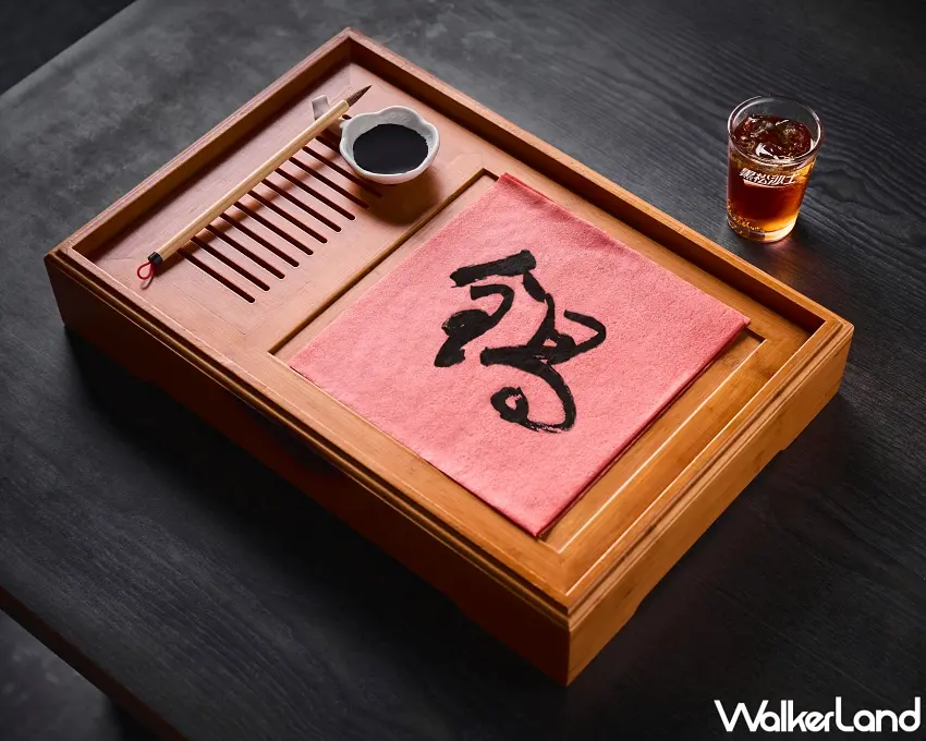 ▲凡於活動期間內消費黑松沙士與這一鍋聯名套餐,即可享有限定黑松沙士紅千張豆腐紙。圖/這一鍋提供;窩客島整理