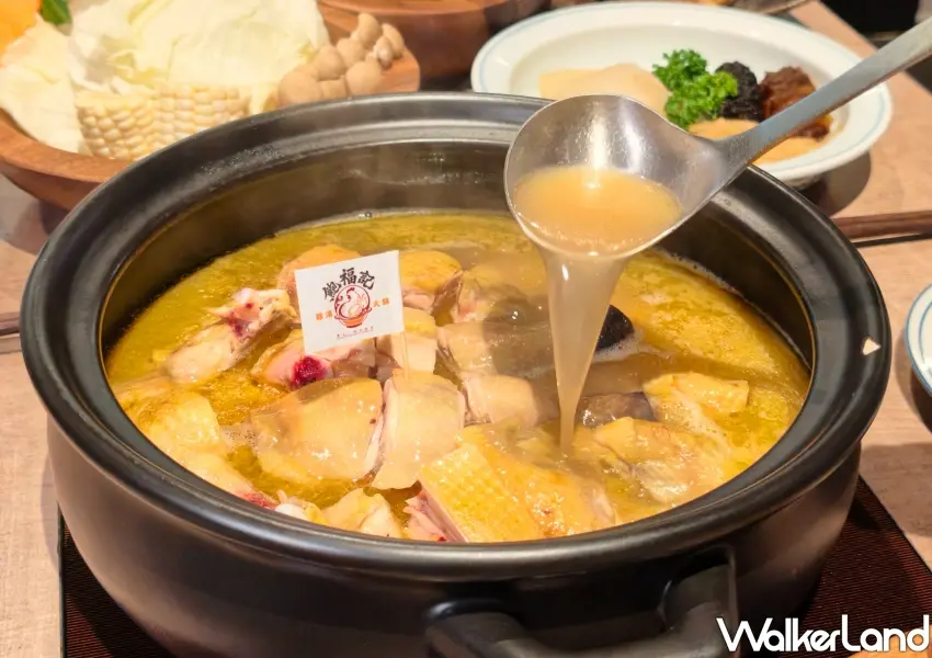 ▲費時慢火熬煮的濃郁黃金上湯色澤金黃誘人,搭配肉質軟嫩去骨的精選玉米雞,每一口都能嚐到醇厚細緻的甘甜滋味。(攝影:鄭雅之)
