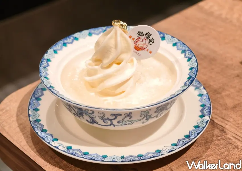 ▲精緻的「燕窩金箔冰淇淋」選用頂級金絲燕窩,冰淇淋上點綴奢華金箔,是餐後清口解膩的必吃港式甜點。(攝影:鄭雅之)