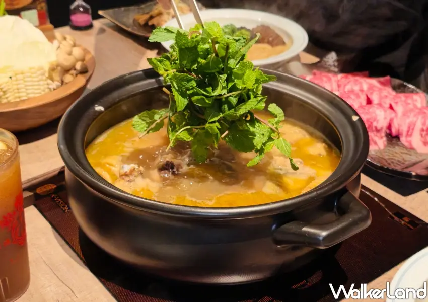 ▲將新鮮薄荷葉涮入黃金雞湯中,是「鮑福記」一鍋四吃中的獨特吃法,為濃郁湯頭帶出清新草本香氣。(攝影:鄭雅之)