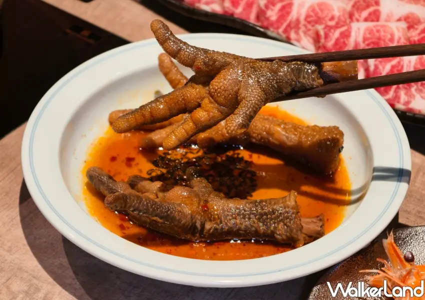 ▲「鮑福記」不容錯過的招牌熟食麻辣鳳爪,經特製椒麻醬悉心滷製,香辣過癮且軟爛入味,是火鍋控開胃的絕佳選擇。(攝影:鄭雅之)