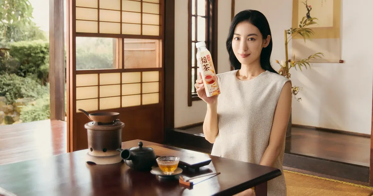 日本人從小喝到大！金車茶韻日式焙茶全新上市，大久保麻梨子帶你品味鹿兒島職人無糖焦糖香。