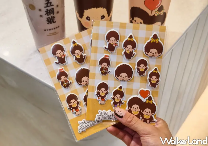 ▲立體蓬鬆手感的「蒙奇奇泡棉貼紙」,首週購買兩杯新品就能免費帶回家,(攝影:鄭雅之)