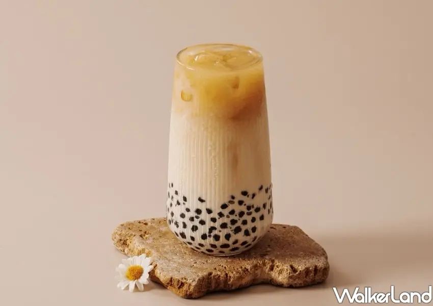 ▲人氣爆棚的「復刻珍奶」保留經典香濃奶香與Q彈珍珠,是台北捷運永春站必喝的排隊手搖飲。