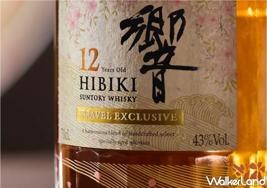 ▲響12年限量版瓶身融入古典日本櫻花與流水彩繪紋樣,將時間流轉的自然美學寄託於經典的24切面玻璃瓶身中。圖/三得利提供;窩客島編輯李維唐整理