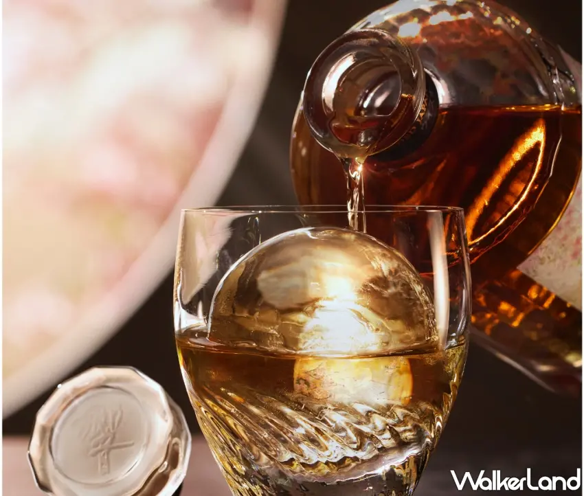 ▲透亮溫暖的琥珀色酒液緩緩注入冰球杯中,散發出獨特的水楢桶東方沉香與西班牙橡木桶烘烤肉桂的深沉香氣。圖/三得利提供;窩客島編輯李維唐整理