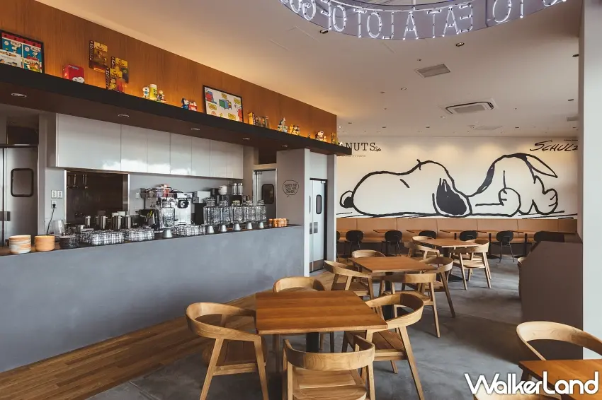 ▲PEANUTS Cafe分店寬敞明亮的吧台與內用區,牆面繪有巨大史努比塗鴉。圖/PEANUTS Cafe提供;窩客島編輯李維唐整理