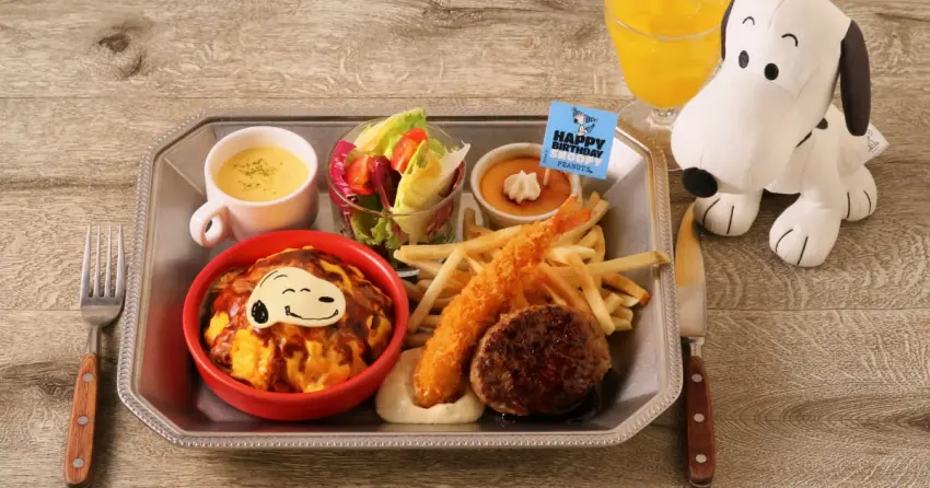 Snoopy迷暑假去日本必朝聖！PEANUTS Cafe推出2026生日限定歐姆蛋包飯與限定商品。