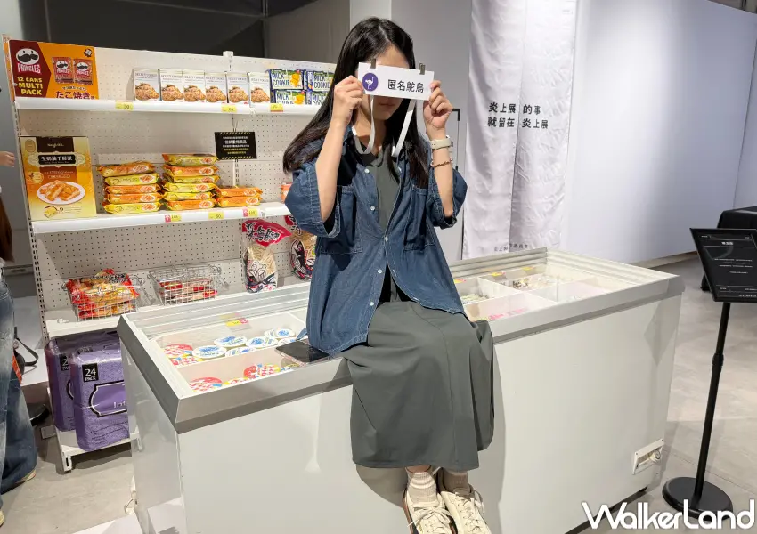 ▲日本炎上展台灣站即日起至8/11在台北忠泰樂生活3樓登場,可以自由躺、踩在捷運座椅,或是躺坐在冰櫃上。(攝影:鄭亦庭)