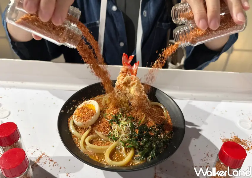 ▲炎上展台灣站引進日本話題場景,大家可以重現無限亂加七味粉的炎上打卡照。(攝影:鄭亦庭)