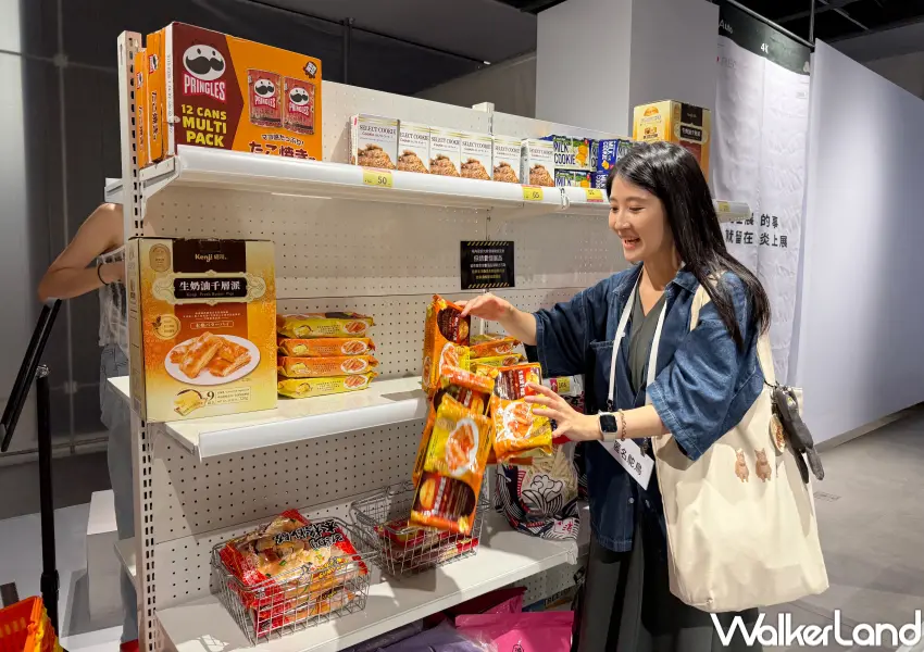 ▲炎上展台灣站引進日本話題場景!粉絲們可以隨意丟摔陳架上的商品。(攝影:鄭亦庭)