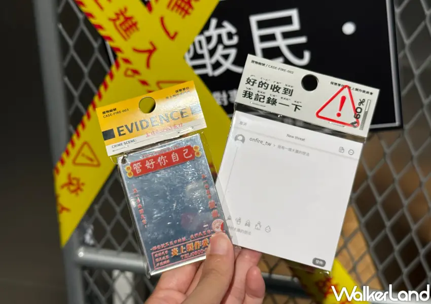 ▲台灣炎上展限定周邊!仿社群貼文樣式的便條紙、隨身鏡吊飾等。(攝影:鄭亦庭)
