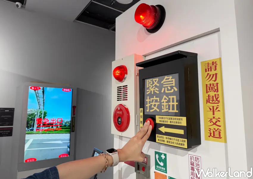 ▲台灣獨家炎上場景必拍!現場打造可以整個人坐進去的熱炒店冰箱,以及不緊急也可以狂按的緊急按鈕。(攝影:鄭亦庭)
