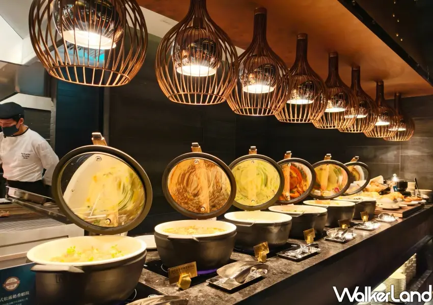 ▲台中島語一餐檯一餐酒的特色在餐檯設計上展現無遺,熱食區盛裝著主廚精心研製的精緻熱菜,將自助餐提升至高端體驗。(攝影:鄭雅之)