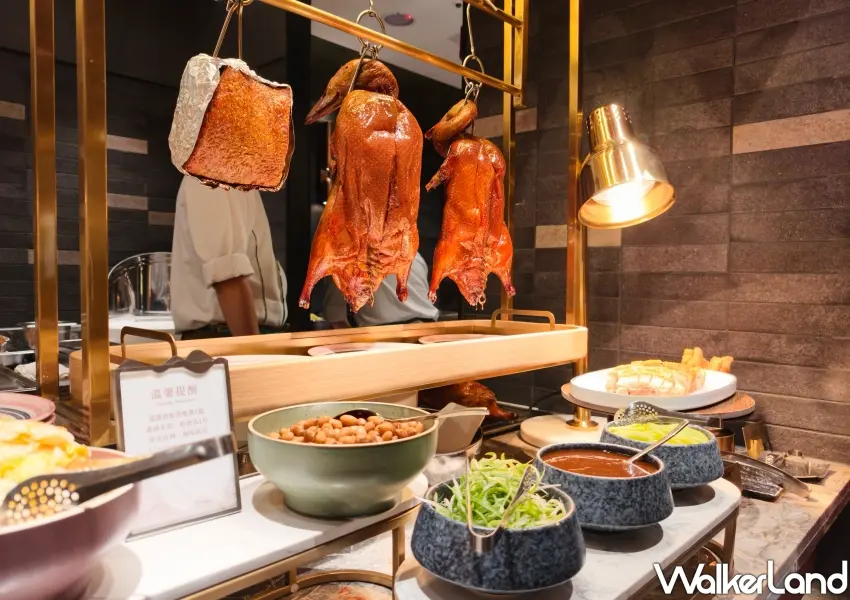 ▲膳中式餐檯提供外皮酥脆的宜蘭櫻桃鴨片皮烤鴨,搭配精心熬煮的特製佐醬與配料,是熱愛中式功夫菜饕客的必排排隊美食。(攝影:鄭雅之)