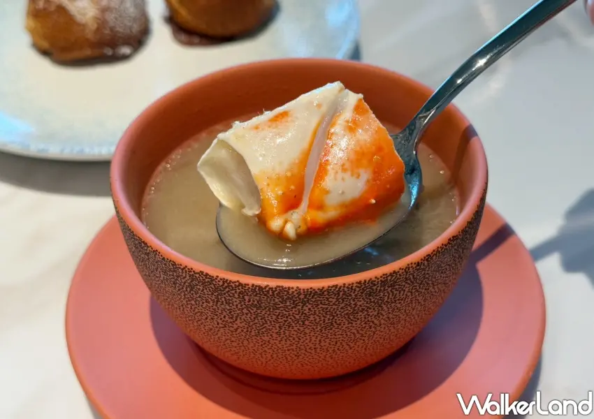 ▲煲湯區現點現做的花雕酒胡椒雞松蟹海鮮湯,大方加入頂級松葉蟹腳與台中酒廠花雕酒,湯頭溫潤鮮美,是極具在地特色的限定暖胃料理。(攝影:鄭雅之)