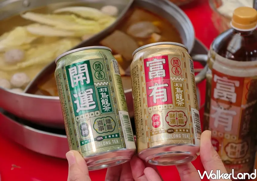 ▲開喜烏龍茶推出富有與開運等吉利文字罐裝新包裝,用經典茶香為日常注入好運氣。(攝影:鄭雅之)