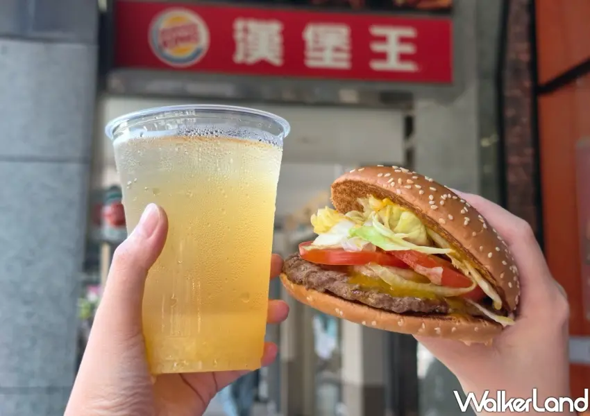 ▲期間限定的芒果皇家華堡搭配清涼消暑的鳳梨綠茶,酸甜時令水果醬汁與經典火烤牛肉意外地解膩爽口。(攝影:鄭雅之)
