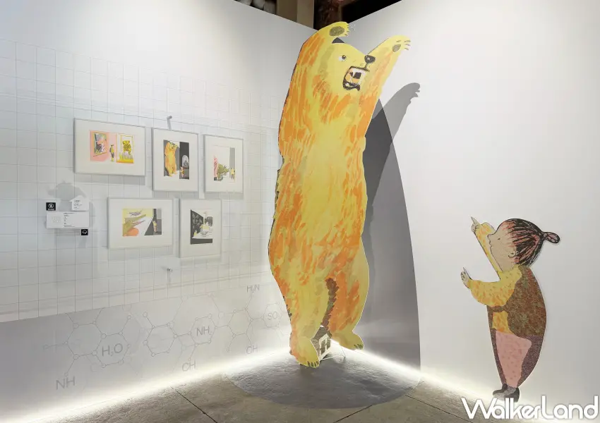 ▲插畫迷衝華山!被譽為插畫界奧斯卡美譽的「波隆那插畫展」,今年於華山展出390幅作品,也適合親子一起來逛。(攝影:鄭亦庭)