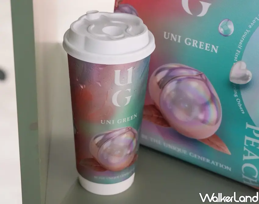 ▲UG白桃烏龍系列飲品搭配專屬極光杯身,夢幻粉桃色調拿在手上立刻成為焦點,成功引爆辦公室下午茶的討論話題。