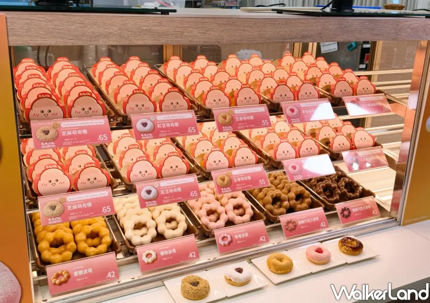 ▲Mister Donut門市櫃位陳列滿滿全新登場的爆紅萌奇圈,以及人氣經典波堤甜甜圈。(攝影:鄭雅之)