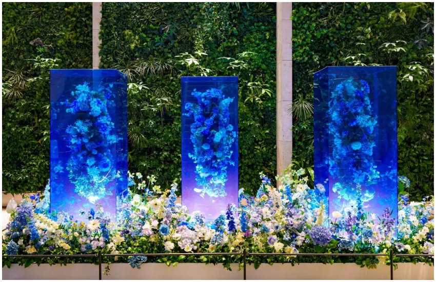 ▲以洋甘菊、陸蓮花及純白非洲菊等植物為主調,透過壓克力展箱讓鮮花宛如反重力般漂浮於半空,撫平忙碌上班族與旅人緊繃的思緒。