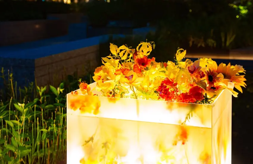 ▲由向日葵、萬壽菊等盛夏明亮黃色系鮮花串聯而成的巨型水盆藝術。