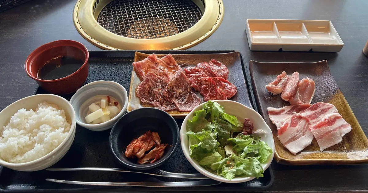 傳說上野美食平價又美味！邊看新幹線列車邊吃和牛燒肉，一份千日圓出頭就能吃得到。