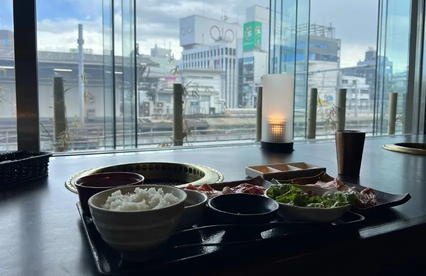 ▲店內靠窗座位正對JR上野車站,有機會享受燒肉的煙和奔馳的列車交錯。