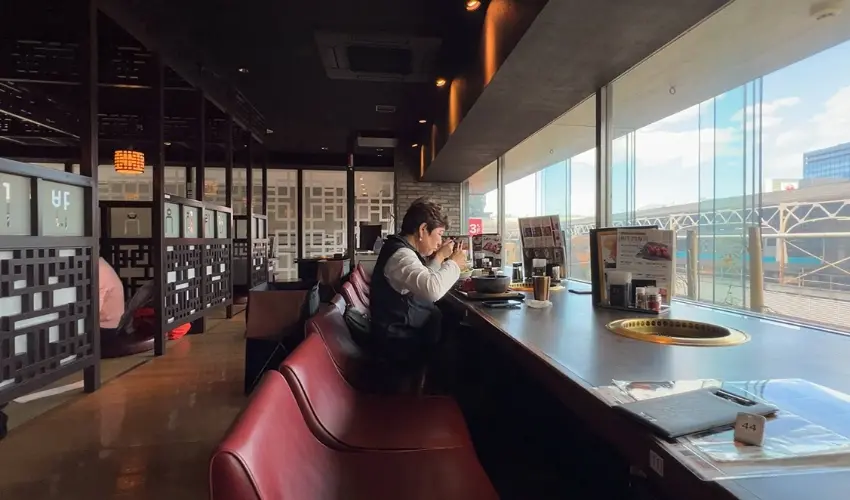 ▲有人兩三個同事午餐聚餐,也有人獨自一人坐在窗邊邊看電車邊吃燒肉。