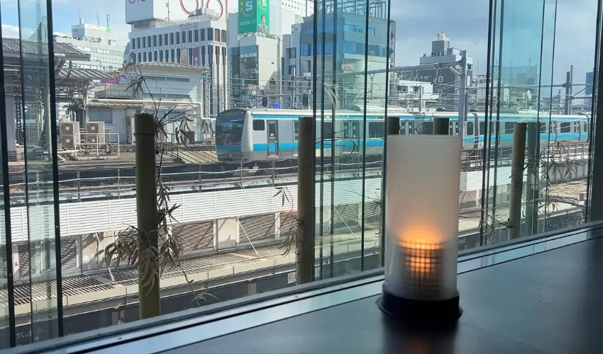 ▲大片落地窗外就是JR山手線與新幹線進出上野站的鐵道線路。
