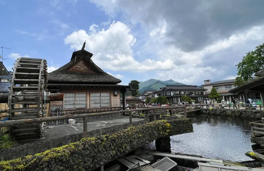 ▲整座忍野村,至今仍保留大量傳統茅草屋、水車小屋與木造茶屋。