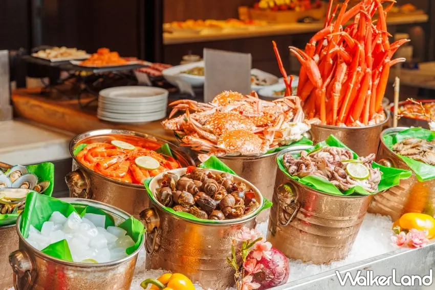 ▲台北士林萬麗酒店士林廚房升級海鮮盛宴餐檯,無限供應松葉蟹與各式澎湃海味。 圖/台北士林萬麗酒店提供;窩客島整理