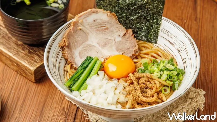 ▲特色東京油拌麵鋪上豐富配料與生蛋黃，可依個人喜好加入白醋與辣油拌勻，一碗輕鬆享用多重層次風味。 圖／長田本庄軒提供；窩客島編輯李維唐整理