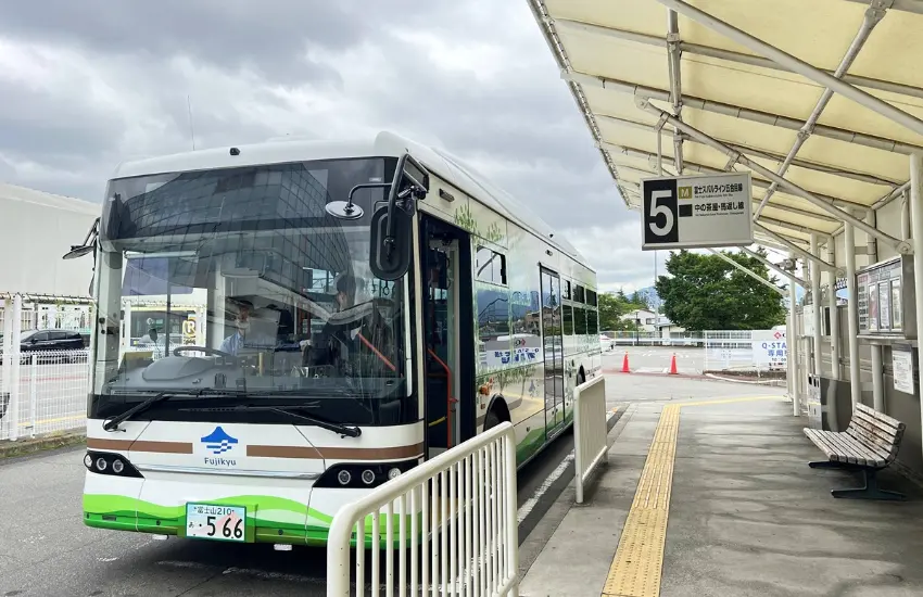 ▲富士山車站候車亭裡只有零星幾組旅客,但到了河口湖車站後登上巴士的旅客變多了。