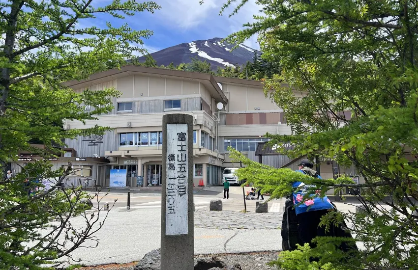 ▲雲層從視線之下慢慢飄過,眼前不再只是那座完美的圓錐形山體,而是由火山岩、碎石坡與漫長山徑組成的富士山。
