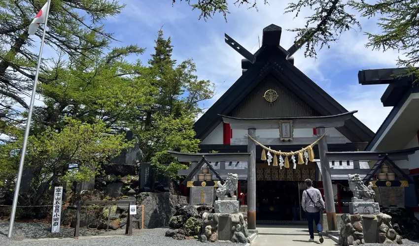 ▲五合目的富士山小御嶽神社,是許多登山客出發前的重要參拜地。