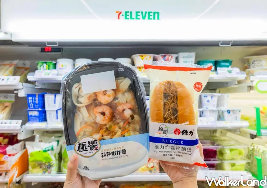 ▲7-11將復古美食變身新靈魂,全新推出極饗蒜蓉蝦拌麵與維力炸醬拌麵堡。