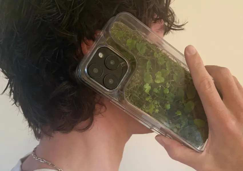 ▲採用3D建模與透明樹脂加工技術，並透過特製固化基質固定植物與土壤，即便甩動手機內部景觀依然完好如初。