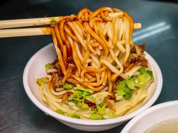 ▲大稻埕銅板美食推薦!佳興魚丸店老饕必點福州魚丸,搭乾麵經典吃法。(攝影:部落客 Bart Tsai)