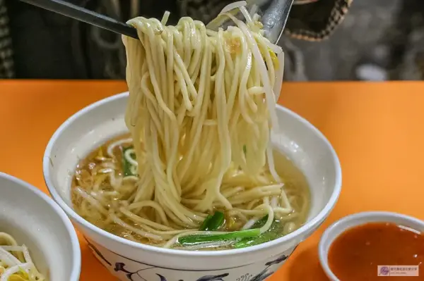 ▲大稻埕銅板美食推薦!80年大稻埕老店「賣麵炎仔」一碗古早味湯麵只要20元銅板價。(攝影:部落客 靜兒貪吃遊玩愛分享)