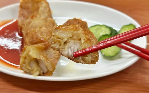 ▲大稻埕慈聖宮銅板美食推薦!賴記雞卷腐皮包了滿滿的洋蔥、豬肉,外酥內Q又不膩口。(攝影:部落客 mika)